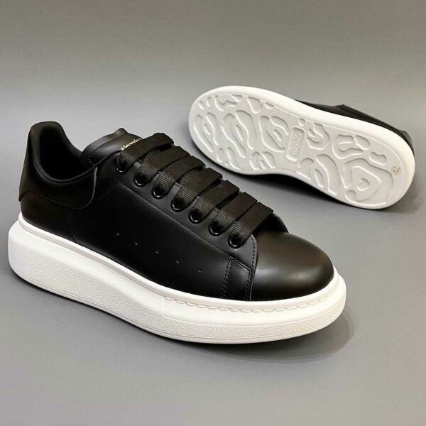 alexander mcqueen sneaker in black 553680WHGP51000